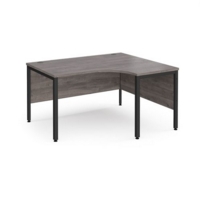 Maestro 25 right hand ergonomic desk 1400mm wide - black bench leg frame and grey oak top
