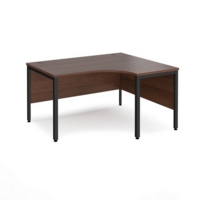 Maestro 25 right hand ergonomic desk 1400mm wide - black bench leg frame and walnut top