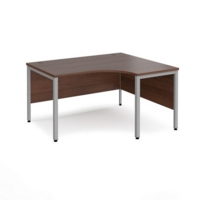 Maestro 25 right hand ergonomic desk 1400mm wide - silver bench leg frame and walnut top