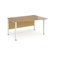 Maestro 25 right hand wave desk 1400mm wide - white bench leg frame and oak top