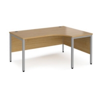 Maestro 25 right hand ergonomic desk 1600mm wide - silver bench leg frame and oak top