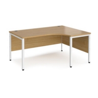 Maestro 25 right hand ergonomic desk 1600mm wide - white bench leg frame and oak top