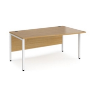 Maestro 25 right hand wave desk 1600mm wide - white bench leg frame and oak top