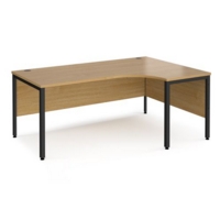 Maestro 25 right hand ergonomic desk 1800mm wide - black bench leg frame and oak top