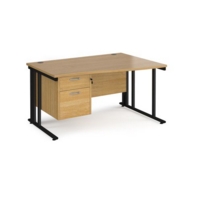 Maestro 25 right hand wave desk 1400mm wide with 2 drawer pedestal - black cable managed leg frame and oak top