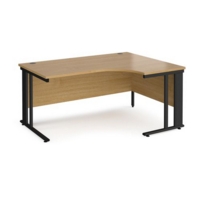 Maestro 25 right hand ergonomic desk 1600mm wide - black cable managed leg frame and oak top